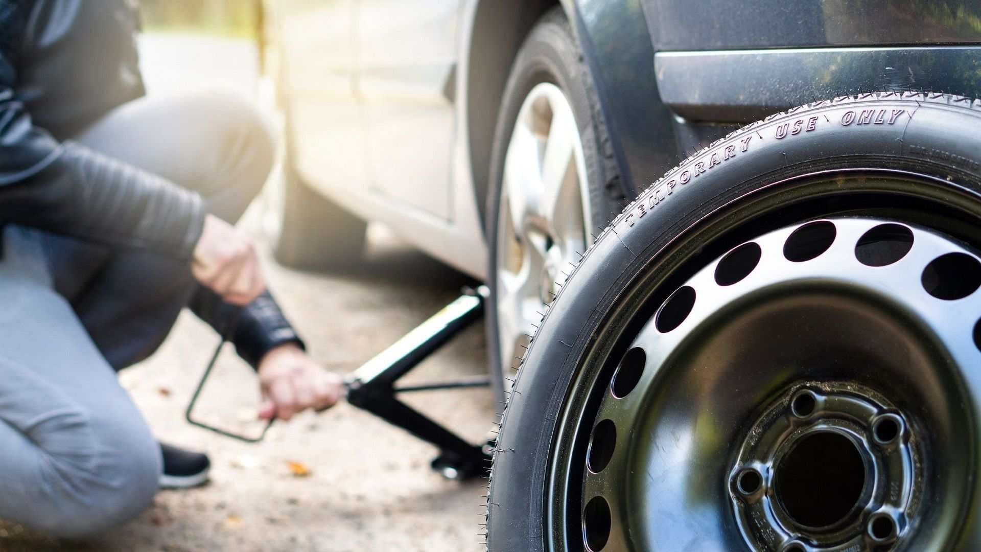 Thích lái ô tô đường dài không thể bỏ qua bơm lốp ô tô mini